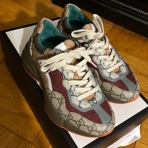 Women’s Gucci sneaker size 37 . Orginal box and dust cloths